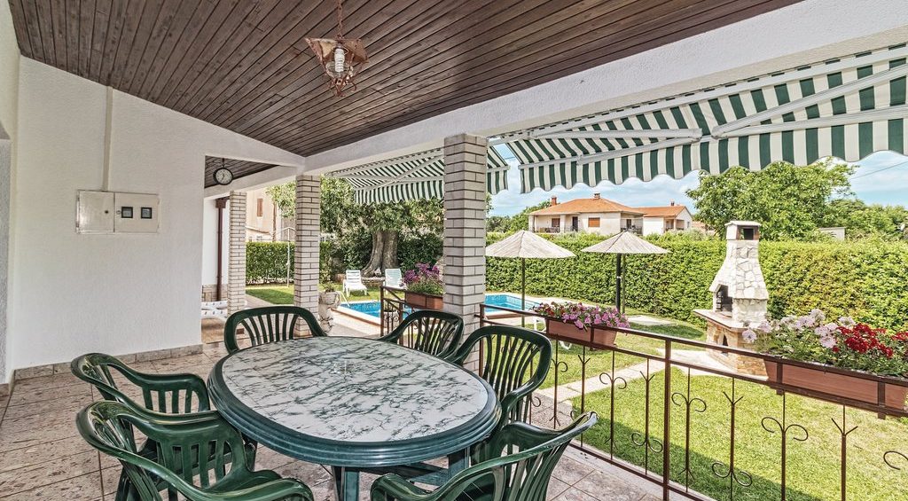 Holiday house with pool