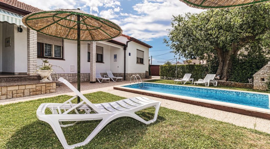 Holiday house with pool