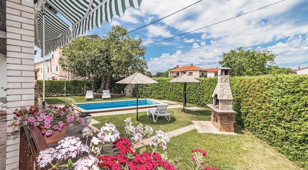 Holiday house with pool
